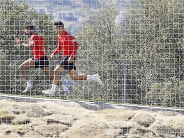 Diego Costa se 'picó' con Morata en la subida de la nueva cuesta del Profe Ortega. El de Lagarto tuvo que retirarse del entrenamiento tras subirla dos veces (por la parte con menos pendiente pero más larga). Las dos veces le ganó, pero el esfuerzo le pasó factura y Costa sufrió un leve malestar por el esfuerzo. 