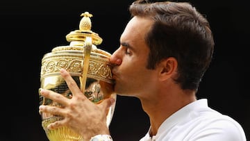 Roger Federer besa el trofeo de campeón de Wimbledon 2017 tras ganar en la final a Marin Cilic.