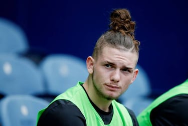 Liverpool's Elliott apologises for offensive Kane video