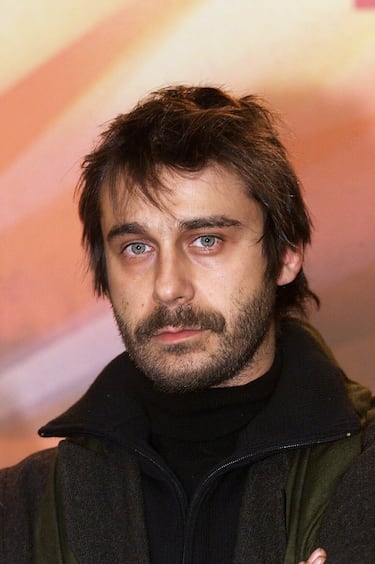 Año de la foto: 2000.
El actor catalán se consolidó en el cine español en los años 90. Jamón, Jamón, La Buena Estrella o Segunda Piel hicieron que el rostro de Mollà se hiciera popular en España. Dio el salto a Hollywood donde interpretó el papel de Villano en Dos Policías Reebeldes 2.