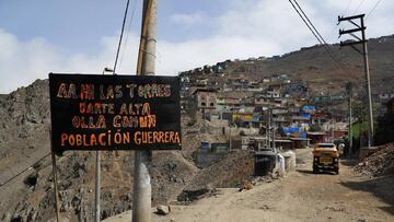 ACOMPA&Ntilde;A CR&Oacute;NICA: PER&Uacute; CORONAVIRUS LIM01. LIMA (PER&Uacute;), 04/07/2020. Vista del asentamiento humano Las Torres, el 1 de julio de 2020 en un cerro de la Nueva Rinconada, en Pamplona, un barrio del populoso distrito lime&ntilde;o de San Juan de Miraflores (Per&uacute;). &ldquo;Se puede morir de COVID-19, pero no de hambre&rdquo;, reza el lema de Jos&eacute; Luis Calvo, un p&aacute;rroco espa&ntilde;ol que ha establecido en Per&uacute; una gran red de donaciones para llenar cada d&iacute;a de pandemia 88 ollas comunes y alimentar a unas 8.000 personas desfavorecidas en uno de los rincones de mayor pobreza de Lima. Con esa consigna, este sacerdote natural de Salamanca, pero perteneciente de la Di&oacute;cesis de J&eacute;rez, acudi&oacute; a la llamada de auxilio de los pobladores de San Juan de Miraflores donde el hambre amenazaba con apoderarse de sus 9.000 familias. EFE/Paolo Aguilar