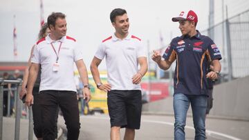 Emilio Alzamora (izquierda) junto a Marc Márquez.
