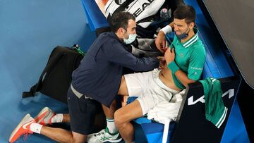 Novak Djokovic se queda del abdominal durante su partido contra Taylor Fritz.