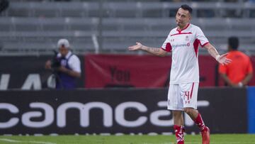 El segundo al mando de Hernán Cristante mostró su molestia tras la expulsión del argentino ya que rompió el juego.