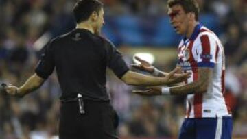 Mandzukic, con el rostro ensangrentado, protesta a Milorad Mazic.