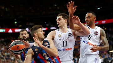 Kaunas (Lithuania), 19/05/2023.- Nicolas Laprovittola of FC Barcelona and Adam Hanga (R), Mario Hezonja (C) of Real Madrid in action during the Euroleague Final Four semifinal basketball match between FC Barcelona and Real Madrid in Kaunas, Lithuania, 19 May 2023. (Baloncesto, Euroliga, Lituania) EFE/EPA/TOMS KALNINS
