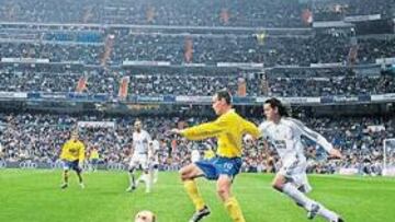 <b>BUENA ENTRADA.</b> Se agotó el papel, pero no hubo lleno total porque faltaron algunos euroabonados. Con todo, fue un choque muy interesante en un escenario magnífico. La primera parte fue para disfrute de los aficionados del Écija y en la segunda se desmelenaron los madridistas, algo fríos al principio. En la imagen, Jorge García controla en presencia de Mejía.