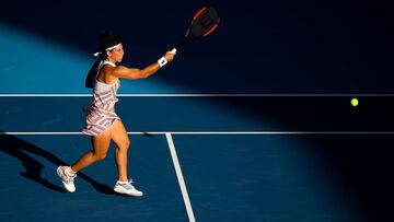 Carla Suárez Navarro devuelve una bola ante Angelique Kerber durante su partido de segunda ronda del China Open en el China National Tennis de Pekín, China.