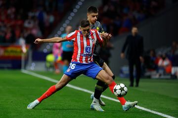 MADRID, 23/10/2024.- El defensa argentino del Atlético Nahuel Molina (i) disputa un balón ante el delantero belga del Lille Matias Fernandez Pardo durante el partido de la Liga de Campeones que Atlético de Madrid y Lille disputan este miércoles en el estadio Metropolitano. EFE/ Juanjo Martín
