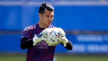 VITORIA-GASTEIZ, SPAIN - APRIL 18: Andres Fernandez of SD Huesca warms up prior to the La Liga Santander match between Deportivo Alaves and SD Huesca at Estadio de Mendizorroza on April 18, 2021 in Vitoria-Gasteiz, Spain. Sporting stadiums around Spain remain under strict restrictions due to the Coronavirus Pandemic as Government social distancing laws prohibit fans inside venues resulting in games being played behind closed doors. (Photo by Angel Martinez/Getty Images)
PUBLICADA 29/09/21 NA MA30 1COL