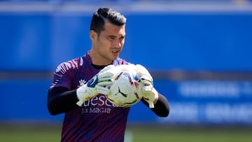 VITORIA-GASTEIZ, SPAIN - APRIL 18: Andres Fernandez of SD Huesca warms up prior to the La Liga Santander match between Deportivo Alaves and SD Huesca at Estadio de Mendizorroza on April 18, 2021 in Vitoria-Gasteiz, Spain. Sporting stadiums around Spain remain under strict restrictions due to the Coronavirus Pandemic as Government social distancing laws prohibit fans inside venues resulting in games being played behind closed doors. (Photo by Angel Martinez/Getty Images) 
PUBLICADA 29/09/21 NA MA30 1COL