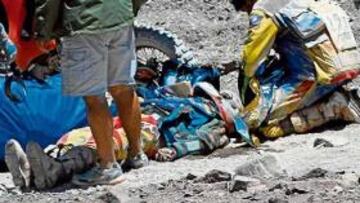 <b>PRIMERA ASISTENCIA. </b>Otros motoristas de la carrera fueron los primeros en atender a Guerrero, que permanecía inmóvil.