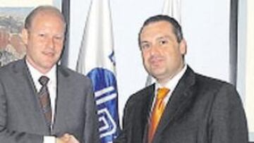 <b>ACUERDO. </b>Marcus Bjork, de la empresa Bona de barnices, y Santiago Márquez, de la LNFS, sellaron un acuerdo de colaboración para la exclusiva del barniz de la pista azul.