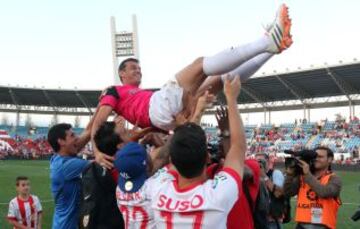 Almería-Athletic de Bilbao. Esteban es manteado por sus compañeros que festejan la permanencia.