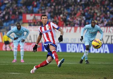 El croata también vivió una única temporada en el club (2014-15). Un jugador que casaba bien con el Atlético por su pelea, carácter, juego aéreo, personalidad... Comenzó a un altísimo nivel, haciendo goles, respondiendo al vacío que habían dejado Costa y Villa en su adiós y mezclando muy bien con Antoine Griezmann. Sin embargo, la llegada de Fernando Torres en enero le llevó a perder protagonismo y se secó desde febrero, sin ver puerta en los tres últimos meses. Aún así, acabó con 20 goles en 43 partidos, el primero de ellos para dar la Supercopa de España en el derbi contra el Real Madrid. Buen rendimiento antes de salir a la Juventus.