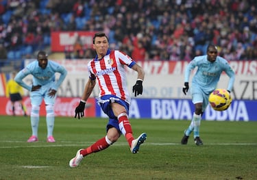 El croata también vivió una única temporada en el club (2014-15). Un jugador que casaba bien con el Atlético por su pelea, carácter, juego aéreo, personalidad... Comenzó a un altísimo nivel, haciendo goles, respondiendo al vacío que habían dejado Costa y Villa en su adiós y mezclando muy bien con Antoine Griezmann. Sin embargo, la llegada de Fernando Torres en enero le llevó a perder protagonismo y se secó desde febrero, sin ver puerta en los tres últimos meses. Aún así, acabó con 20 goles en 43 partidos, el primero de ellos para dar la Supercopa de España en el derbi contra el Real Madrid. Buen rendimiento antes de salir a la Juventus.