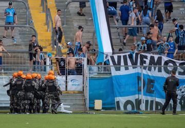 Los radicales del Gremio saltaron al terreno de juego durante el encuentro frente a la Sociedade Esportiva Palmeiras. Los asaltantes destrozaron el VAR como protesta de la derrota. 