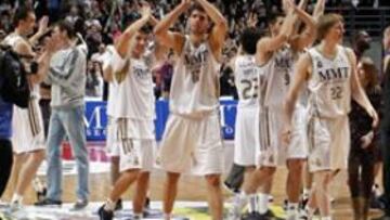 <b>COMUNIÓN CON LA GRADA. </b>Los jugadores del Real Madrid saludan a los 12.888 espectadores que llenaron el Palacio de Deportes tras derrotar al Barcelona, el miércoles.