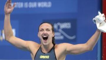 Katinka Hosszu celebra la victoria fuera de la piscina. 