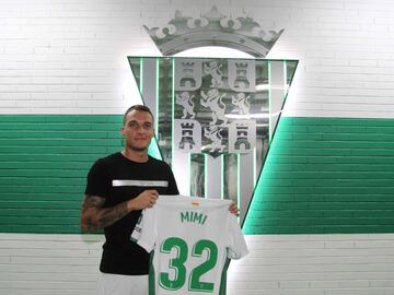 The player featured for 16 games for Córdoba with the Andalusian side being relegated to 2B.