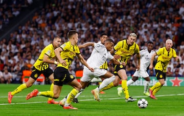 2-2. El VAR valida el gol de Vinicius. Recibe Mbappé al borde del área, no hay fuera de juego, se interna y el despeje de Nico Schlotterbeck llega al delantero brasileño para anotara a placer el empate.