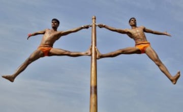 Mallakhamba es un deporte tradicional indio en el que el gimnasta realiza ejercicios, acrobacias, equilibrios... y todo sin bajarse de un poste de madera.