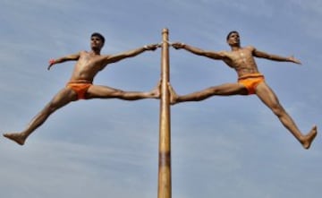 Mallakhamba es un deporte tradicional indio en el que el gimnasta realiza ejercicios, acrobacias, equilibrios... y todo sin bajarse de un poste de madera. 