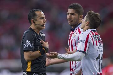 En el 'Monday Night' de la Liga MX, las Chivas empataron sin goles ante el Veracruz, equipo que hasta ahora no ha podido anotar gol en lo que va del Clausura 2019. Los escualos contaron con una gran actuación de Sebastián Jurado, quien en más de una ocasión evitó el gol del Rebaño. Por su parte, el Guadalajara suma ya tres partidos sin ganar, dos de Liga MX y uno de Copa MX, por lo que la desesperación comienza a hacerse presente en la afición. 