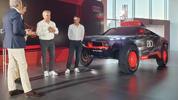 Carlos Sainz y Lucas Cruz junto al Audi RS Q e-tron en Madrid. 