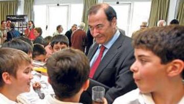 <b>CON LOS NIÑOS. </b>Fernández de Blas, con los alumnos del Colegio Joyfe. de Madrid.