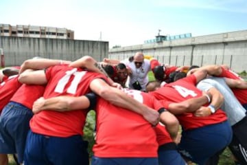  La Drola participa en una temporada regular jugando partidos reales contra equipos reales hechas por los jugadores libres. Este proyecto liderado por la asociación sin fines de lucro  “Ovale Oltre le Sbarre” promueve los valores éticos del deporte jugando al juego: la observación de las normas, la lealtad, la solidaridad, el apoyo mutuo de los compañeros y el respeto a los oponentes.