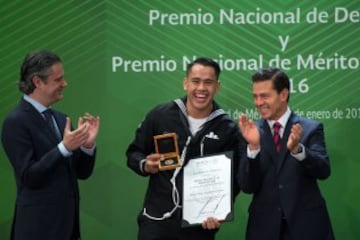 El boxeador Misael Rodríguez presume el reconocimiento tras su bronce en Río 2016.