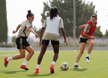 Marta Cardona, Ubogagu y Kaci, jugadoras del Real Madrid durante el primer entrenamiento del equipo.