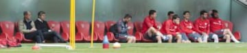 Josu Urrutia y Amorrortu viendo el entrenamiento. 