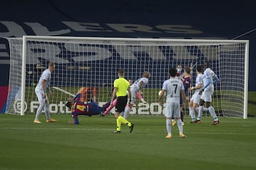 El central uruguayo remató de volea un balón que nada pudo hacer Juame Domenech en evitar que se llegase al fondo de la red.