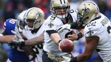 ORCHARD PARK, NY - NOVEMBER 12: Drew Brees #9 of the New Orleans Saints hands the ball to Mark Ingram #22 of the New Orleans Saints during the fourth quarter on November 12, 2017 at New Era Field in Orchard Park, New York. Tom Szczerbowski/Getty Images/AFP
== FOR NEWSPAPERS, INTERNET, TELCOS & TELEVISION USE ONLY ==