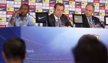 Eric Abidal anunció en una sala de prensa repleta y entre lágrimas que se va del Barcelona. Lo hizo en un acto en el que estuvo acompañado por toda la plantilla del Barcelona y en la que estuvo acompañado por Sandro Rosell y Andoni Zubizarreta.