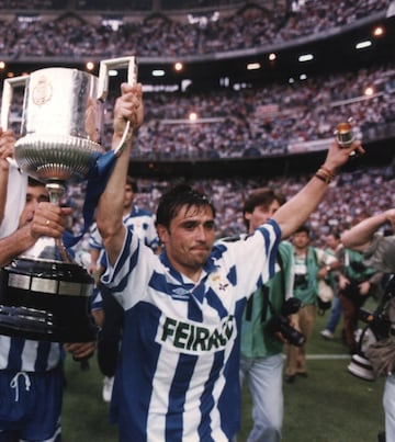 Alfredo Santaelena, tras ganar la Copa del Rey (1995) con el Deportivo. Marcó un gol en la final.