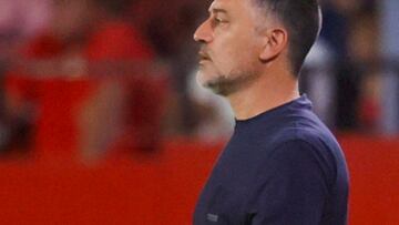 SEVILLA, 23/08/2024.- El entrenador del Sevilla, García Pimienta, durante el partido de LaLiga que Sevilla FC y Villarreal CF disputan este viernes en el estadio Ramón Sánchez-Pizjuán. EFE/José Manuel Vidal