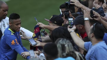Neymar saluda a un grupo de seguidores tras un entrenamiento.