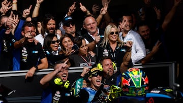 El equipo Italtrans Racing celebra con Moreira su triunfo en Portugal.