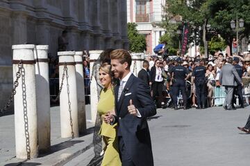 Llegada a la catedral del novio Sergio Ramos acompañado por su madre Paqui García. 
