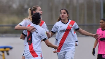 Bulatovic, Ana de Teresa y Pilar Garc&iacute;a celebran el gol del triunfo al Sporting de Huelva. 