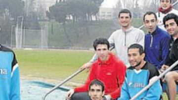 <b>EL PROFESOR Y SUS ALUMNOS. </b>Antonio Serrano, junto a una representación de su 'cuadra'.