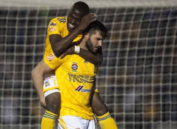 Enner Valencia y André-Pierre Gignac celebrando el gol del triunfo en el Tigres 2-1 Santos Laguna de la jornada 5 del Clausura 2019 de la Liga MX.