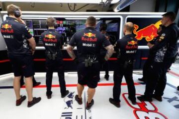 Mecánicos del equipo Red Bull Racing.