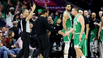 Payton Pritchard, base de Boston Celtics, celebra con su entrenador Joe Mazzulla su triple anotada ante los Sixers en el último segundo del primer cuarto.
