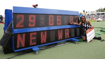 Sifan Hassan smashes the women's 10,000 metres world record