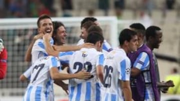 <b>EUFÓRICOS. </b>Los jugadores del Málaga celebraron sobre el césped la clasificación para la fase de grupos de la Champions.