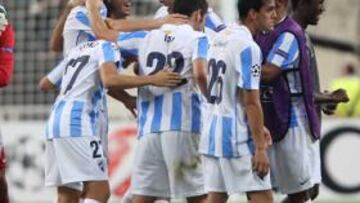 <b>EUFÓRICOS. </b>Los jugadores del Málaga celebraron sobre el césped la clasificación para la fase de grupos de la Champions.